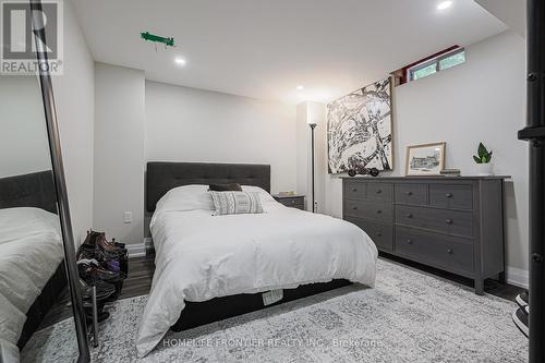 9 Hearthside Avenue, Richmond Hill, ON - Indoor Photo Showing Bedroom