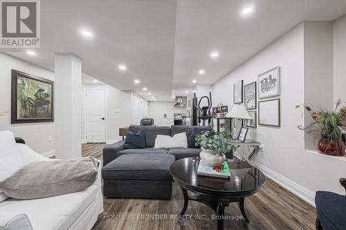 9 Hearthside Avenue, Richmond Hill, ON - Indoor Photo Showing Living Room