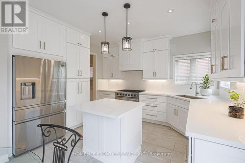 9 Hearthside Avenue, Richmond Hill, ON - Indoor Photo Showing Kitchen With Upgraded Kitchen