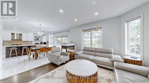 239 Vellore Woods Boulevard, Vaughan, ON - Indoor Photo Showing Living Room