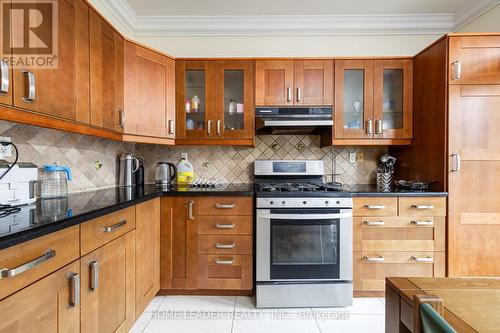 135 Spruce Avenue W, Richmond Hill, ON - Indoor Photo Showing Kitchen