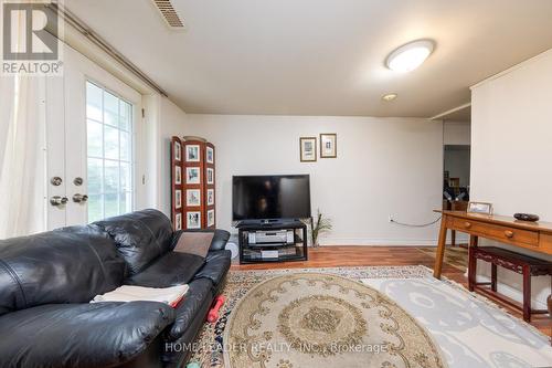 135 Spruce Avenue W, Richmond Hill, ON - Indoor Photo Showing Living Room