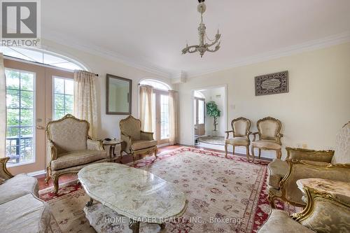 135 Spruce Avenue W, Richmond Hill, ON - Indoor Photo Showing Living Room