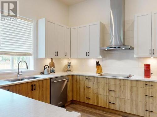 4048 Saturna Ave, Powell River, BC - Indoor Photo Showing Kitchen With Double Sink With Upgraded Kitchen