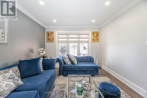 2 Ebby Avenue, Brampton, ON - Indoor Photo Showing Living Room