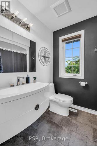 13 Mulberry Court, Barrie (Innis-Shore), ON - Indoor Photo Showing Bathroom