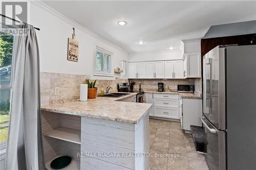 6525 O'Neil Street, Niagara Falls, ON - Indoor Photo Showing Kitchen