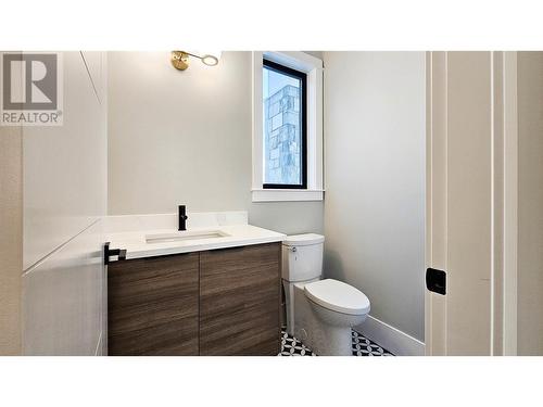 455 Vision Court, Kelowna, BC - Indoor Photo Showing Bathroom