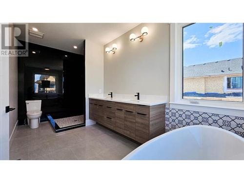 455 Vision Court, Kelowna, BC - Indoor Photo Showing Bathroom