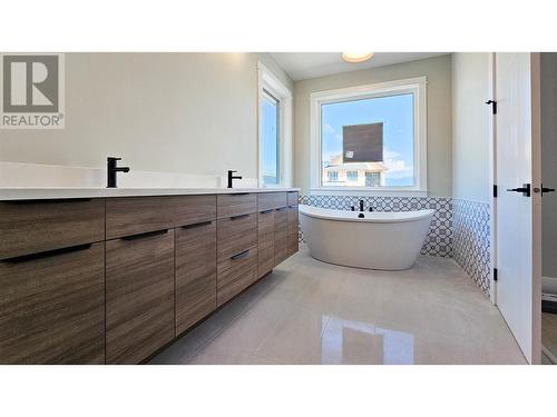 455 Vision Court, Kelowna, BC - Indoor Photo Showing Bathroom