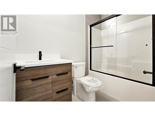 455 Vision Court, Kelowna, BC - Indoor Photo Showing Bathroom