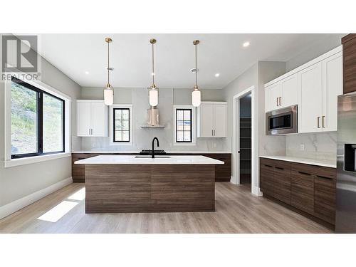 455 Vision Court, Kelowna, BC - Indoor Photo Showing Kitchen