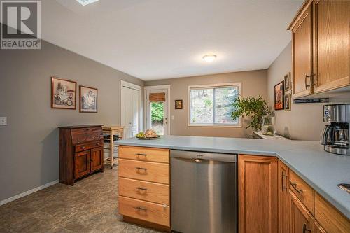 373 Rio Drive S, Kelowna, BC - Indoor Photo Showing Kitchen