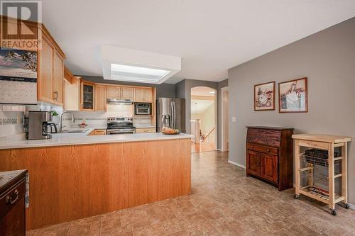 373 Rio Drive S, Kelowna, BC - Indoor Photo Showing Kitchen