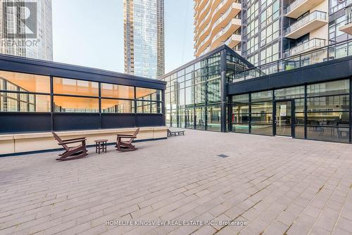 808 - 2910 Highway 7 Road W, Vaughan, ON - Outdoor