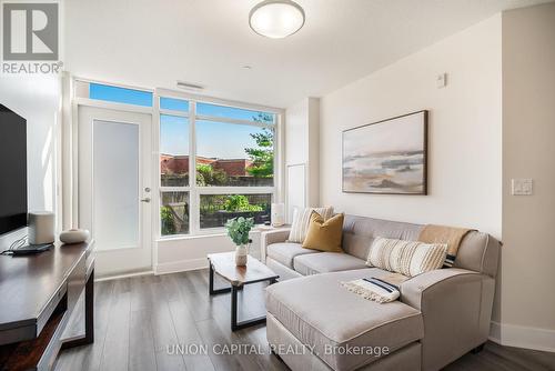 109 - 75 Norman Bethune Avenue, Richmond Hill (Beaver Creek Business Park), ON - Indoor Photo Showing Living Room