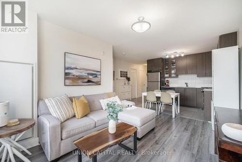 109 - 75 Norman Bethune Avenue, Richmond Hill, ON - Indoor Photo Showing Living Room