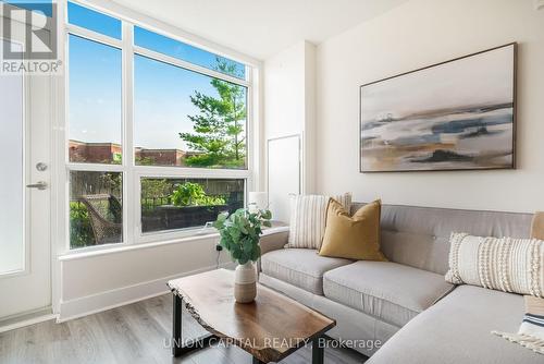 109 - 75 Norman Bethune Avenue, Richmond Hill, ON - Indoor Photo Showing Living Room