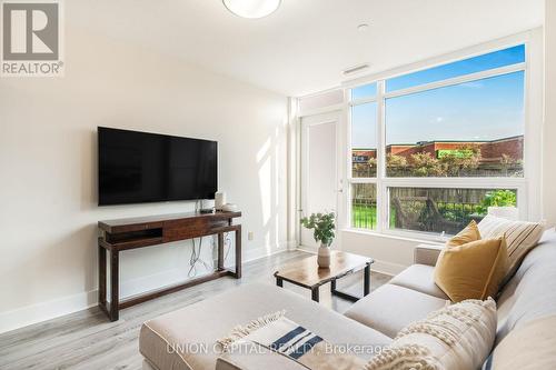 109 - 75 Norman Bethune Avenue, Richmond Hill (Beaver Creek Business Park), ON - Indoor Photo Showing Living Room