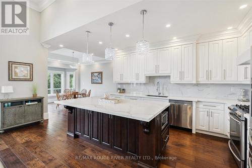 10 Helen Crescent, Kawartha Lakes, ON - Indoor Photo Showing Kitchen With Upgraded Kitchen