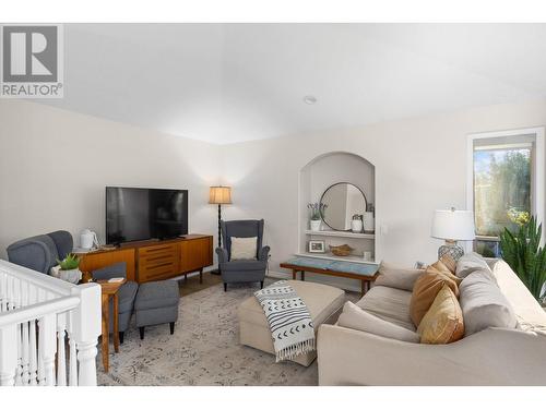 2135 Chilanko Court, Kelowna, BC - Indoor Photo Showing Living Room