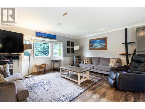 1766 Biatecki Road, Revelstoke, BC - Indoor Photo Showing Living Room