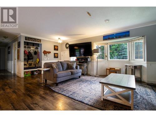 1766 Biatecki Road, Revelstoke, BC - Indoor Photo Showing Living Room