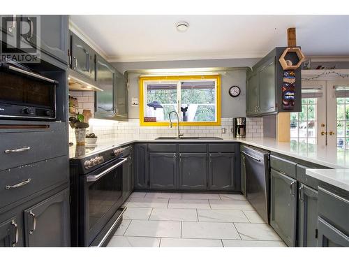 1766 Biatecki Road, Revelstoke, BC - Indoor Photo Showing Kitchen