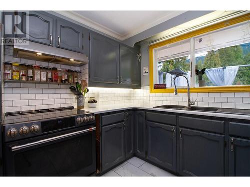 1766 Biatecki Road, Revelstoke, BC - Indoor Photo Showing Kitchen With Double Sink