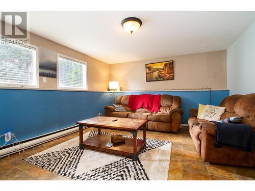 1766 Biatecki Road, Revelstoke, BC - Indoor Photo Showing Living Room