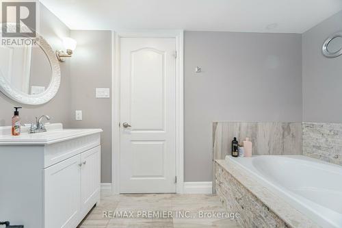 111 Regency View Heights, Vaughan, ON - Indoor Photo Showing Bathroom