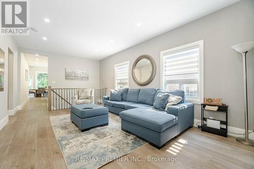 111 Regency View Heights, Vaughan, ON - Indoor Photo Showing Living Room