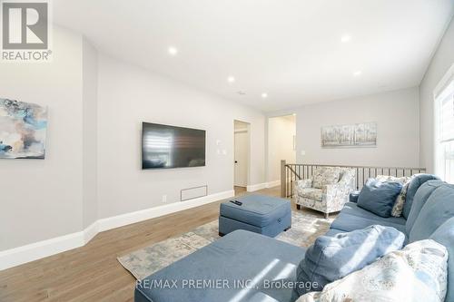 111 Regency View Heights, Vaughan, ON - Indoor Photo Showing Living Room