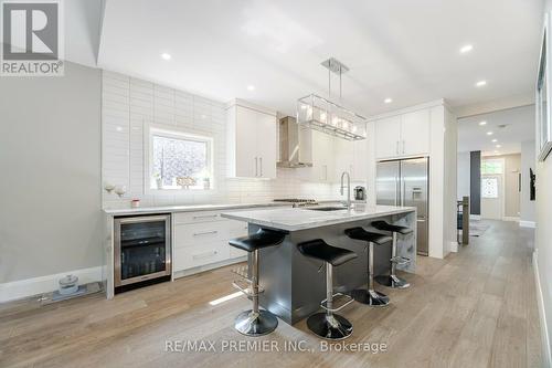 111 Regency View Heights, Vaughan, ON - Indoor Photo Showing Kitchen With Upgraded Kitchen