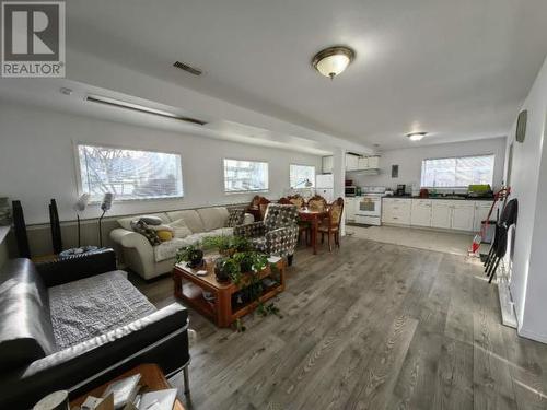 4279 Joyce Ave, Powell River, BC - Indoor Photo Showing Living Room