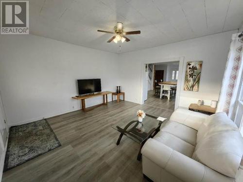 4279 Joyce Ave, Powell River, BC - Indoor Photo Showing Living Room