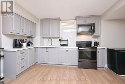 5 Alister Drive, Brampton, ON - Indoor Photo Showing Kitchen