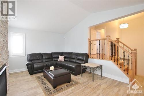 6528 Tooney Drive, Ottawa, ON - Indoor Photo Showing Living Room