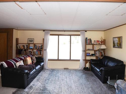 7520 West Subdivision Road, Clinton, BC - Indoor Photo Showing Living Room