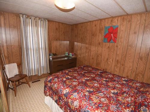 7520 West Subdivision Road, Clinton, BC - Indoor Photo Showing Bedroom