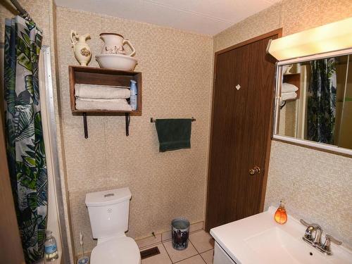 7520 West Subdivision Road, Clinton, BC - Indoor Photo Showing Bathroom