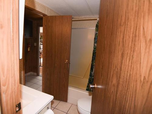 7520 West Subdivision Road, Clinton, BC - Indoor Photo Showing Bathroom