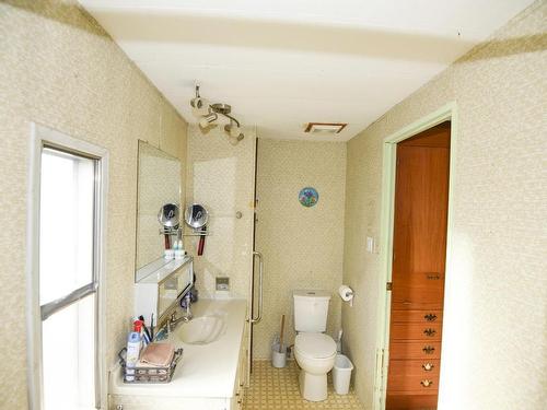 7520 West Subdivision Road, Clinton, BC - Indoor Photo Showing Bathroom