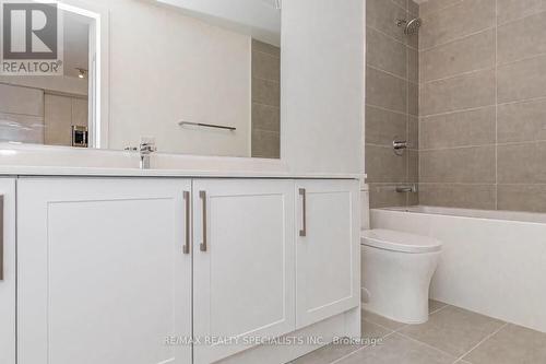 519 - 2450 Old Bronte Road, Oakville, ON - Indoor Photo Showing Bathroom