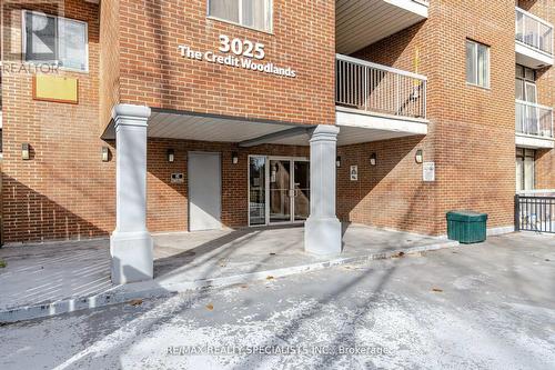 233 - 3025 The Credit Woodlands N, Mississauga, ON - Outdoor With Balcony With Exterior