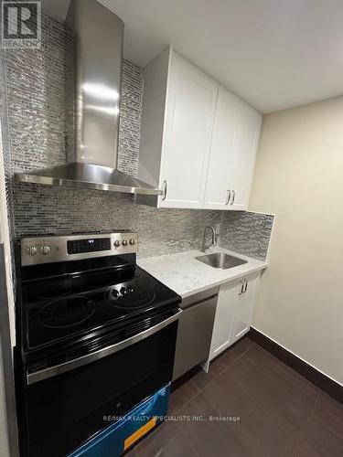 233 - 3025 The Credit Woodlands N, Mississauga (Erindale), ON - Indoor Photo Showing Kitchen With Upgraded Kitchen