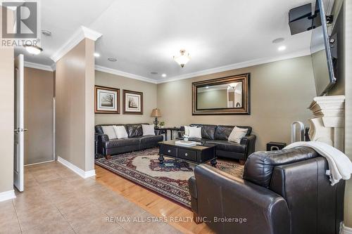 59 Waite Crescent, Whitchurch-Stouffville, ON - Indoor Photo Showing Living Room