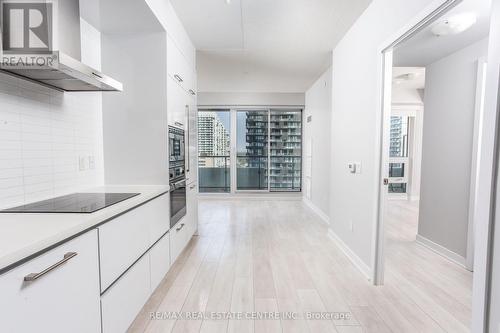 1910 - 2221 Yonge Street, Toronto (Mount Pleasant West), ON - Indoor Photo Showing Kitchen