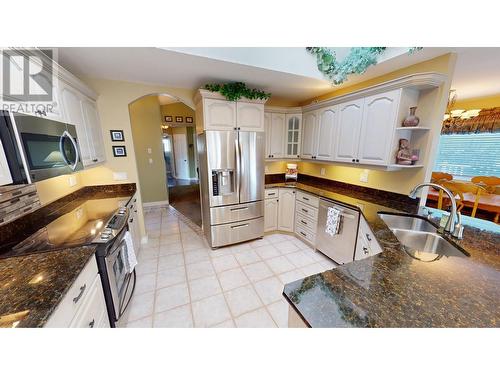 816 17A  S Street, Cranbrook, BC - Indoor Photo Showing Kitchen With Double Sink