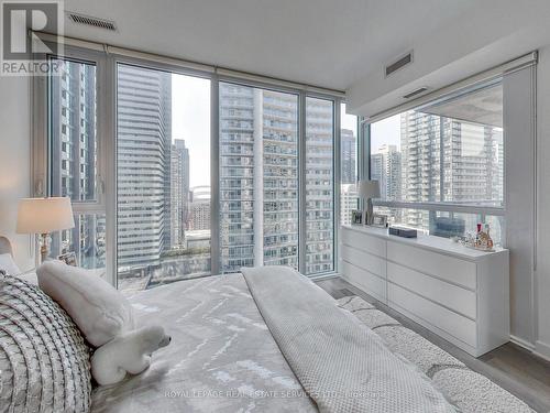 2111 - 290 Adelaide Street W, Toronto (Waterfront Communities), ON - Indoor Photo Showing Bedroom